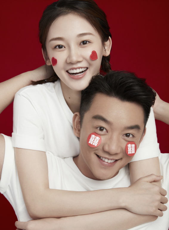 有一種結(jié)婚證叫鄭愷與苗苗，別人都一本正經(jīng)，而他倆卻與眾不同