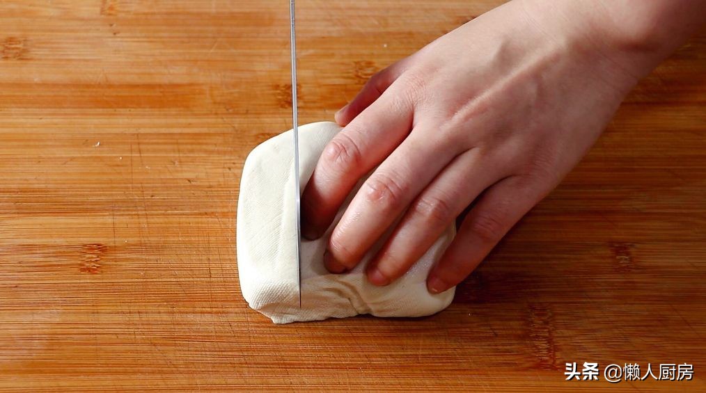 原来豆腐泡的做法这么简单，2块老豆腐就能搞定，外皮金黄不发脆