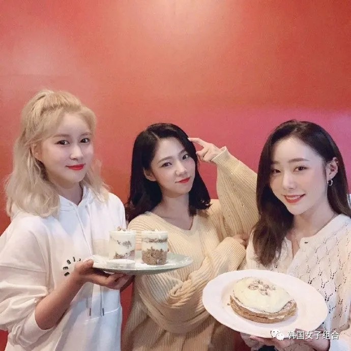 这个女团99LINE的合照,美貌令人心空