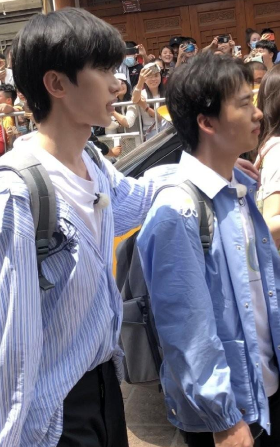 《奔跑吧》最新路透：现场少有人戴口罩，路人