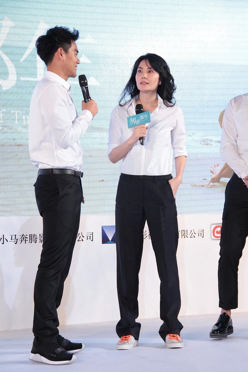 大S與小S出遊，姐妹2人穿同款白衣黑褲，簡潔隨意的Style不失端莊