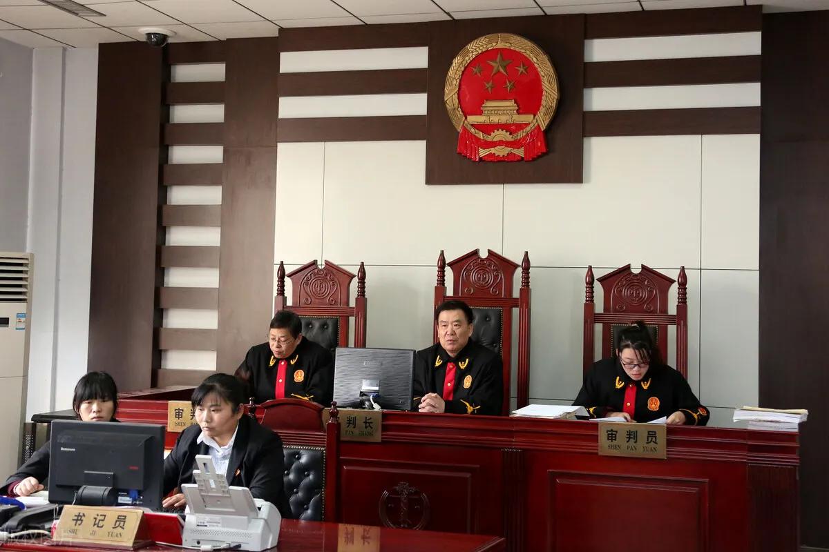 员工厕所抽烟被“逮”，高管：开除，员工打到二审获赔6.6万！