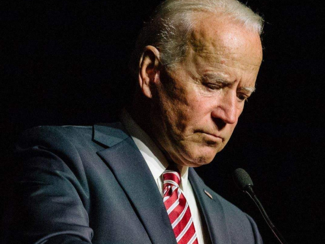 真成跛腳總統了，拜登遛狗摔倒致骨裂，能否健康完成交接成為懸念