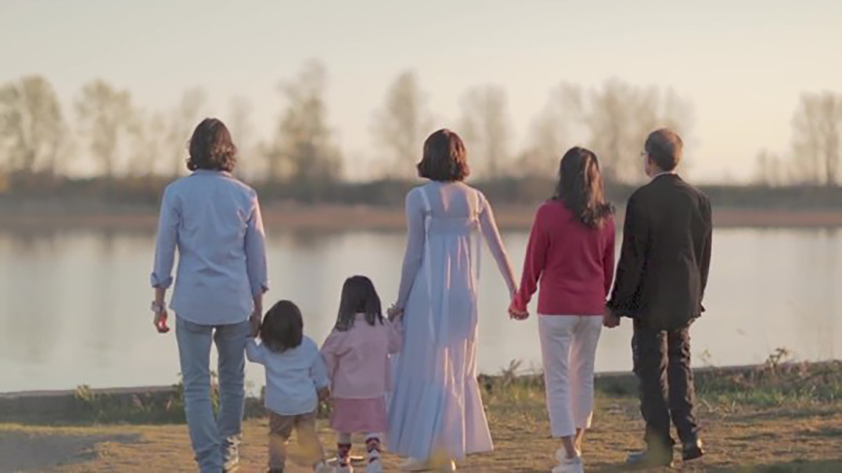 鍾嘉欣拍母親節MV，父母老公子女出鏡，三代同堂牽手散步溫馨感人