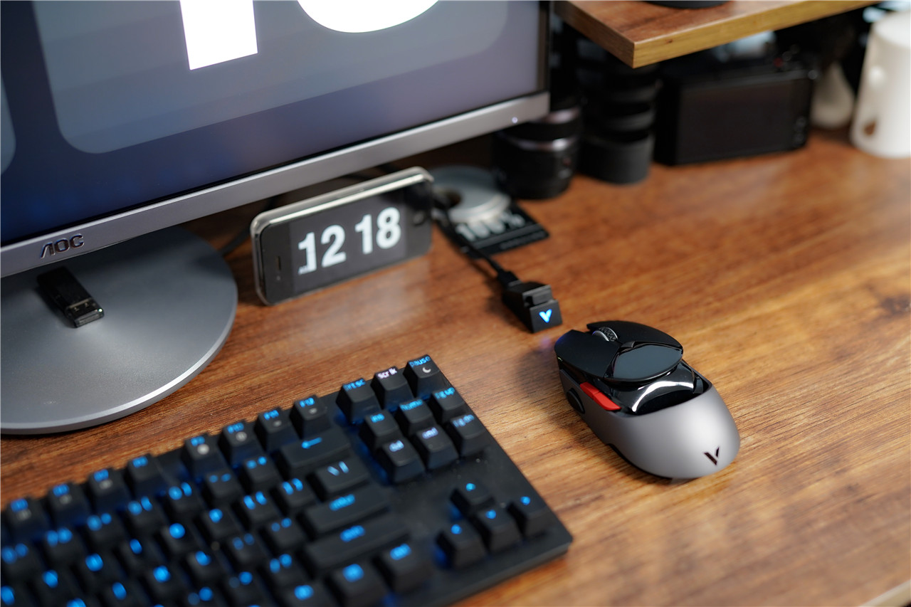 电竞级屏显雷柏VT960双模游戏鼠标游戏体验快人一步