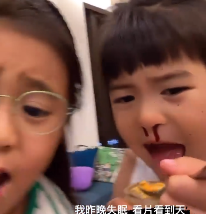 咘咘姊妹在家玩嗨了，姐姐直视镜头搞怪，4岁波妞放飞自我