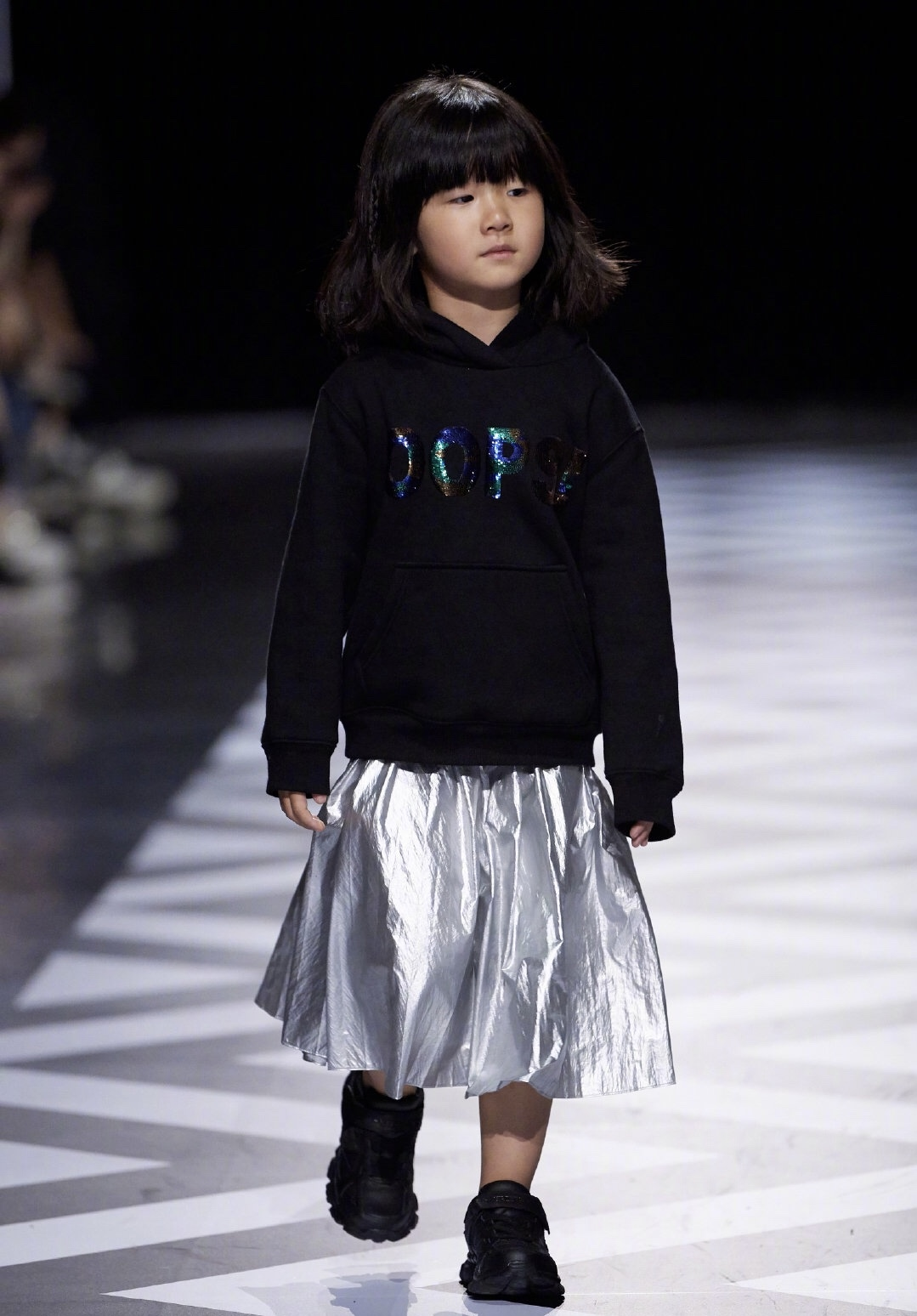 13岁天天与张亮同框，身高接近1米8，穿西服颜值