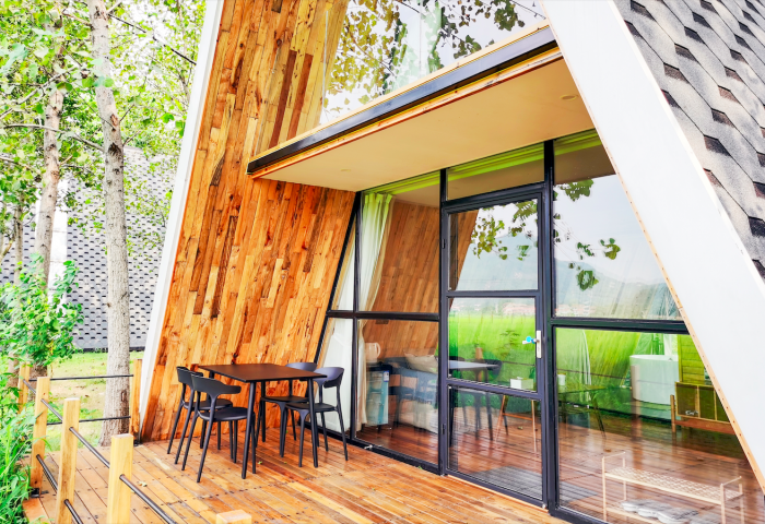 回乡务农却成为网红，稻田里的三角木屋民宿，房费上千仍一房难求