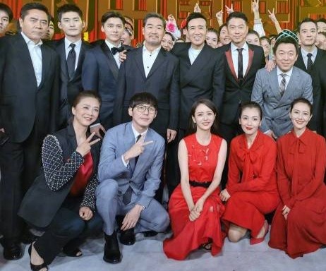汇演后台太精彩！成龙胡歌罕见露面，高圆圆佟丽娅都穿红裙好优雅