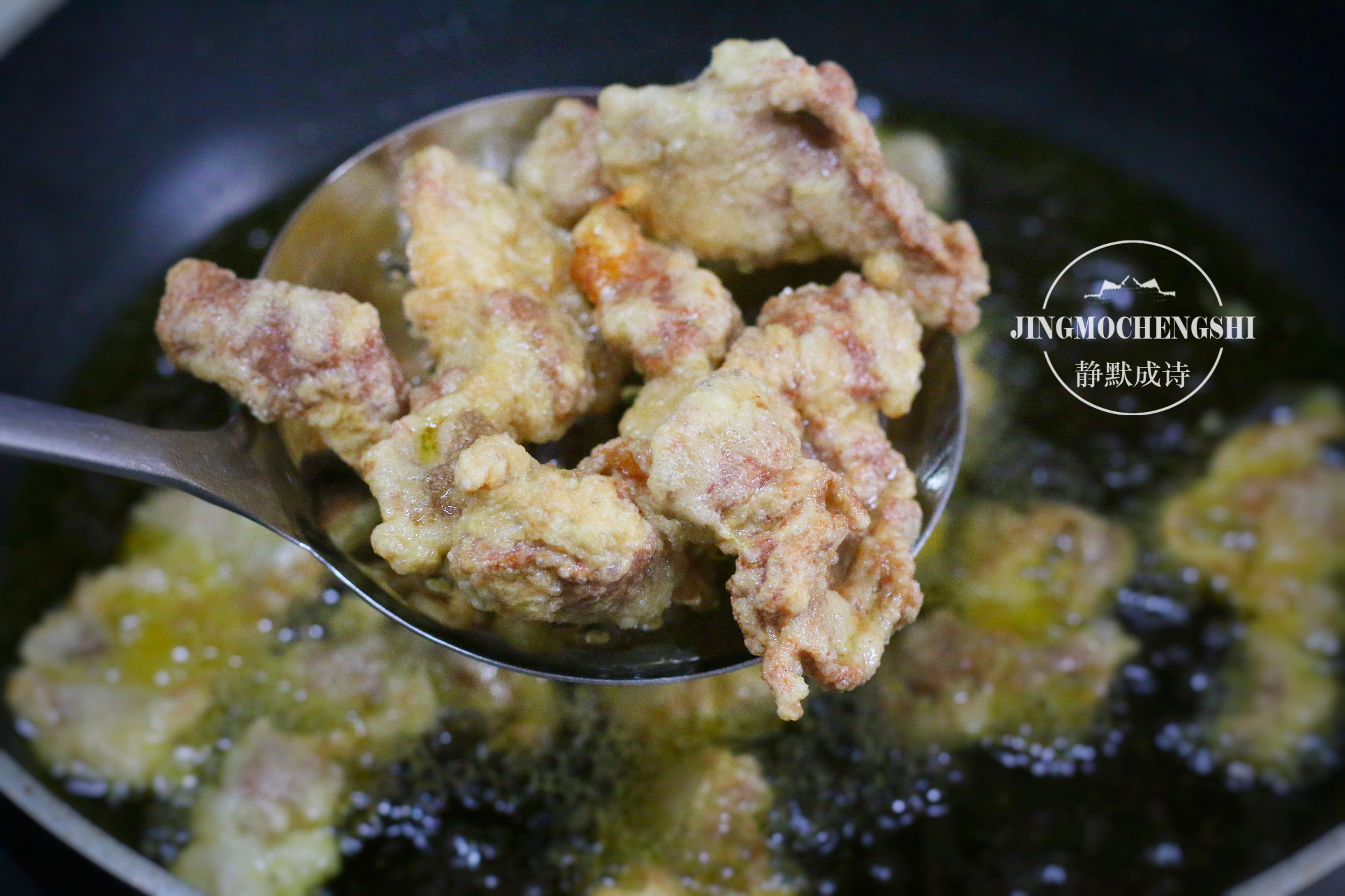 給豬肉換個做法，既香又酥，拿著吃煮湯吃都香，做一次吃好久