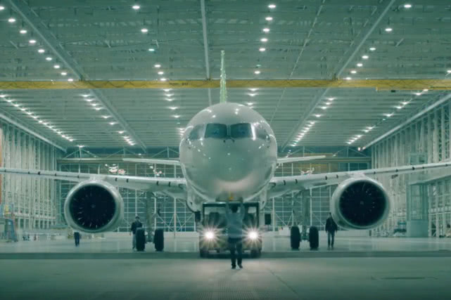 国产大飞机传来重大喜讯！订单逼近千架大关，全新型号即将面世