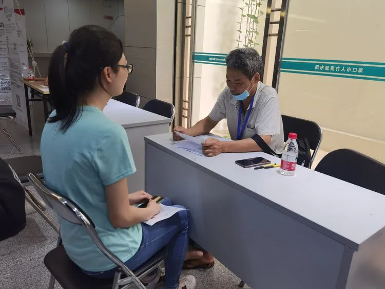 畢業(yè)不打烊，職場(chǎng)在海南—2021年?？谑懈咝．厴I(yè)生公益現場(chǎng)招聘會(huì )