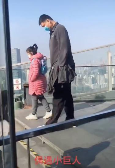 姚明一家三口外出，10歲女兒鞋子似40碼背包迷你，儀態超像爸