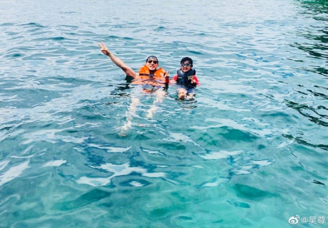 吳尊曬全家度假照表白：離不開家人，Neinei穿泳裝被讚超模