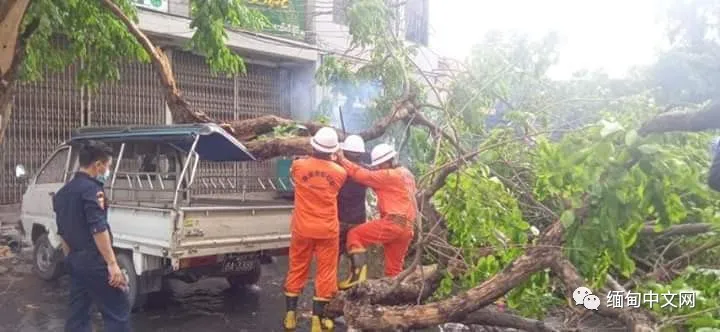 缅甸遭遇强风暴雨冰雹袭击，多个城市一片狼藉
