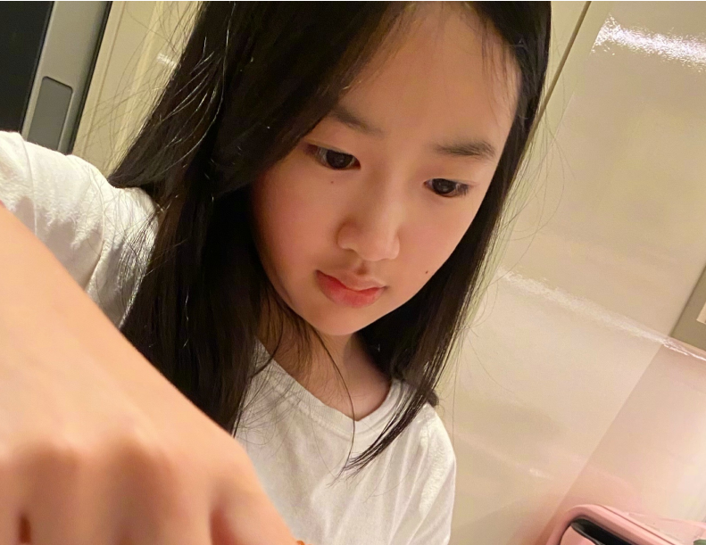 明星基因就服吴尊，女儿甜美可爱不说，儿子五官像是复制粘贴