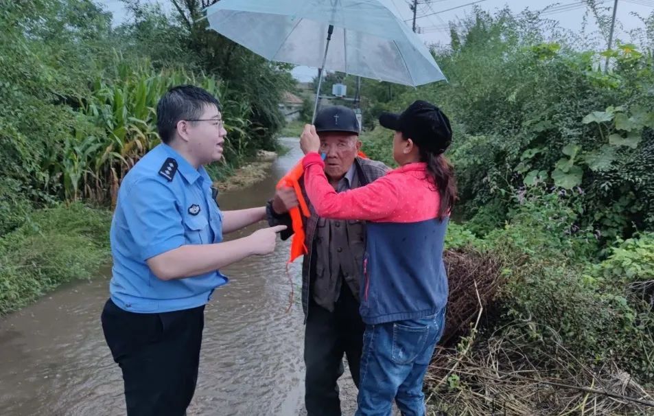重庆|闻“汛”而动，梅河公安风雨中守护这座城！