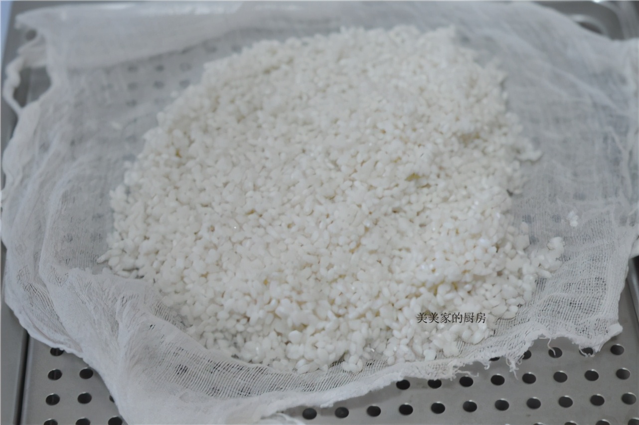 做烧卖时，只懂炒糯米饭可不行，多加1样食材，起沙味香浓
