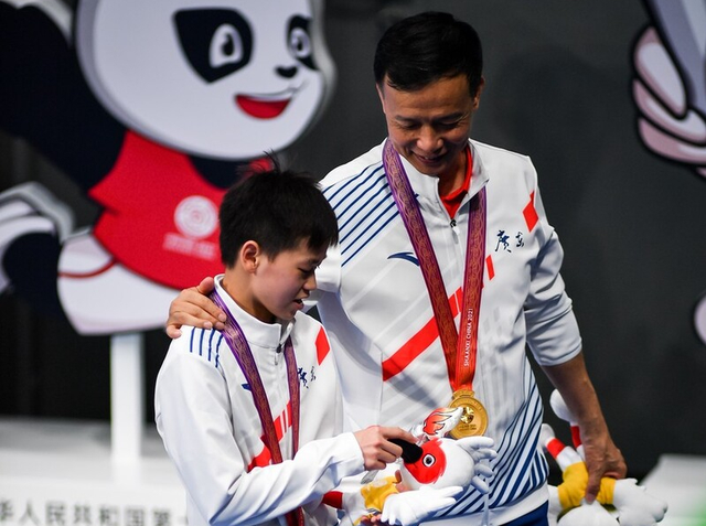 终于接受采访！全红婵被一群记者围住，婵妹：先回家见爸妈再去玩