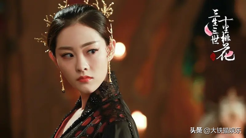 同一部剧中，当女配和女主造型一样，就很考验