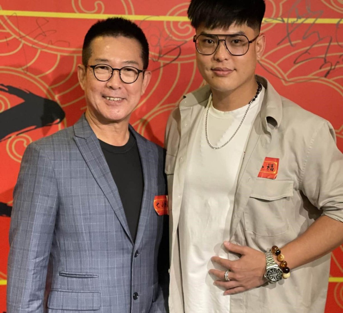 七小福重聚引发回忆杀，元彪带儿子露面成亮点，儿子长相更像妈妈