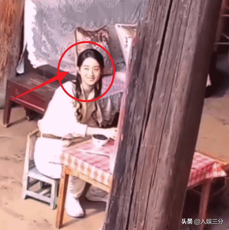 赵丽颖干农活路透曝光，看清她脚下的鞋子，有