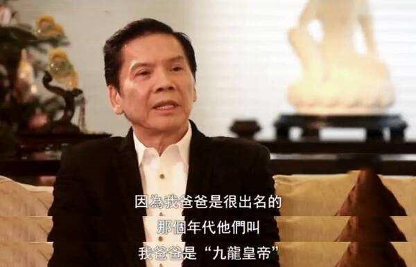 他是《赌神》中的龙五，曾娶李小龙女友，与妻