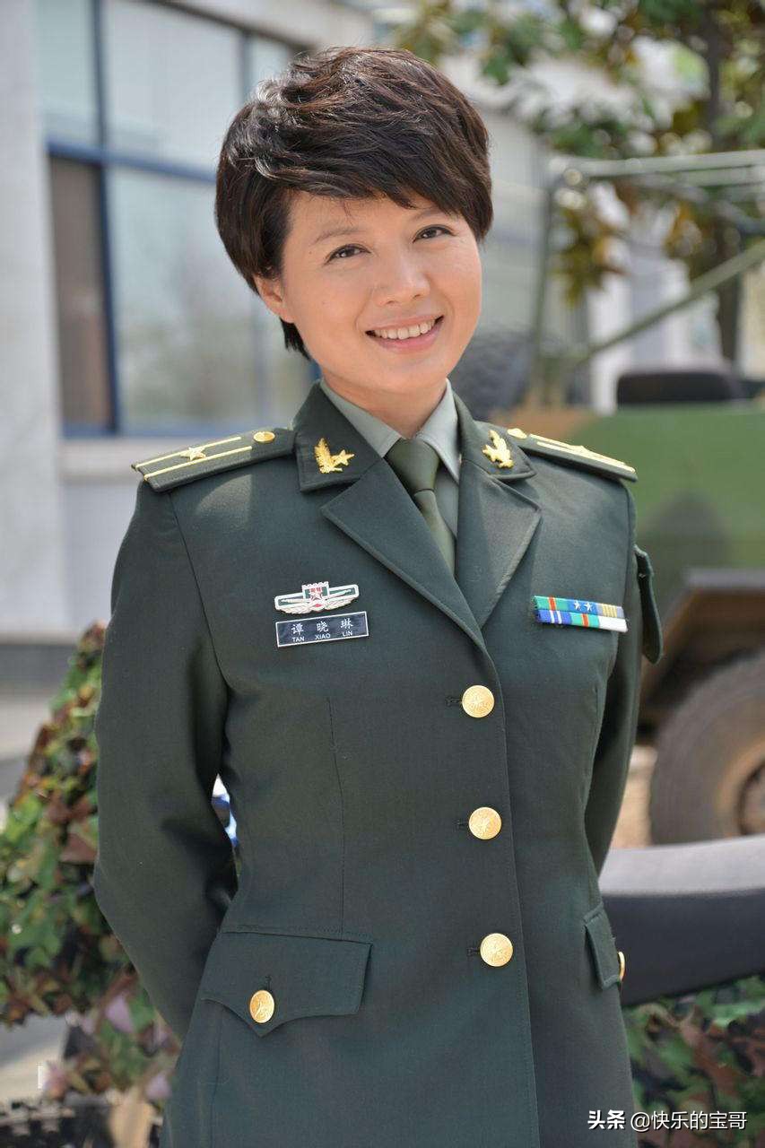 不愛紅裝愛武裝，女明星的軍裝照，哪一個是你心中的氣質女