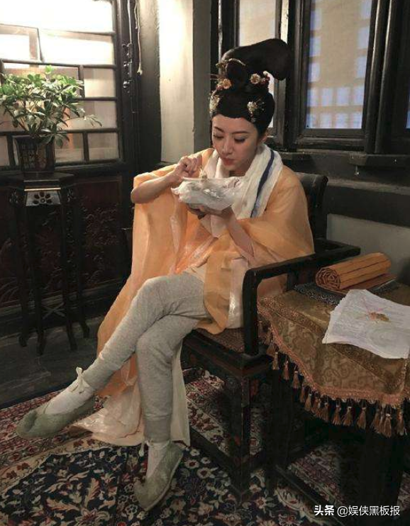 “冰雪薇甜”中就属景甜最“胖”，看她在片场的吃相，就知懂美食