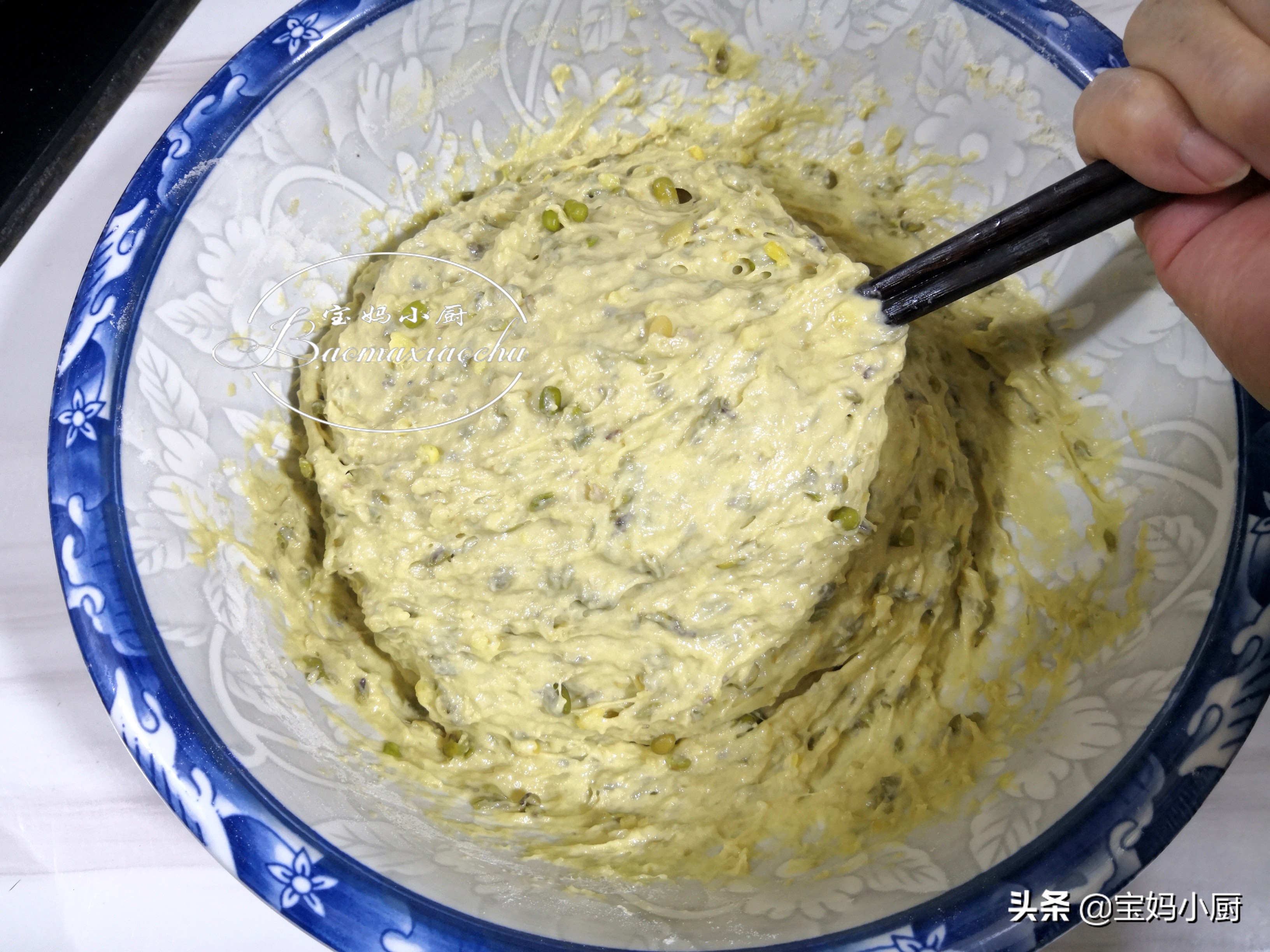 用綠豆湯做發糕火了，天熱常吃好，一攪一蒸就出鍋，有彈性還蓬鬆