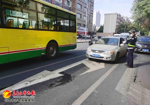 乌鲁木齐交警为长江路片区通行提速