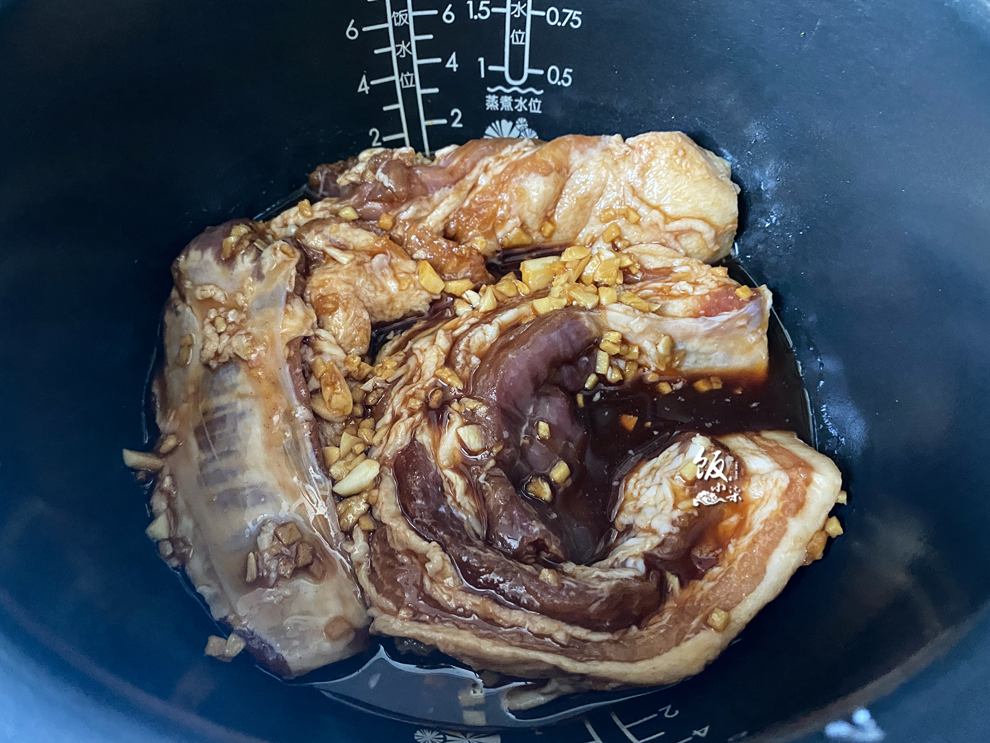 把整块五花肉放电饭锅里，焖30分钟出锅，把家人都“馋坏了”