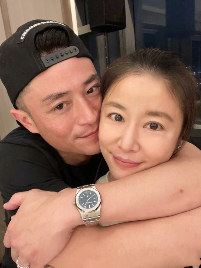 林心如戴女兒髮箍玩自拍，45歲秀懟臉全素顏，顏值超耐打