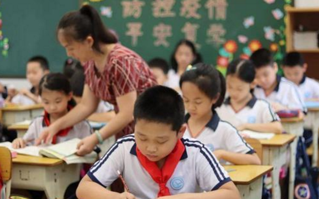 “医生”VS“教师”，一个涨薪获大力支持，一个涨薪争议满满