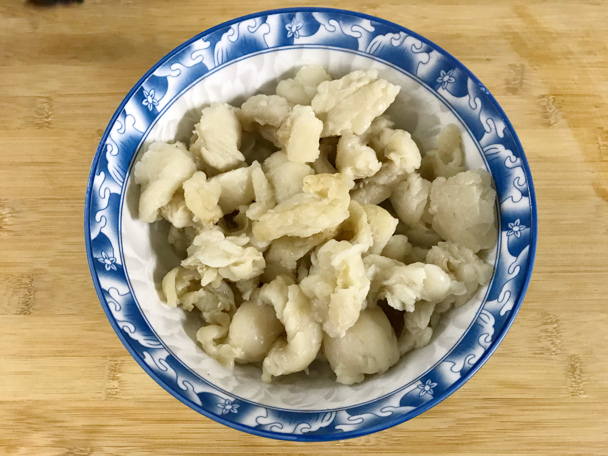 猪油熬制有窍门，下锅前多加一步，猪油雪白香浓无腥味，久放不坏