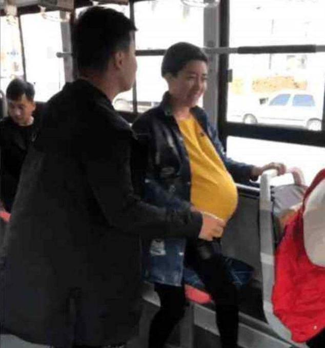 如果在公交车上同时遇到一名孕妇一位七旬和老人，应该给谁让座？