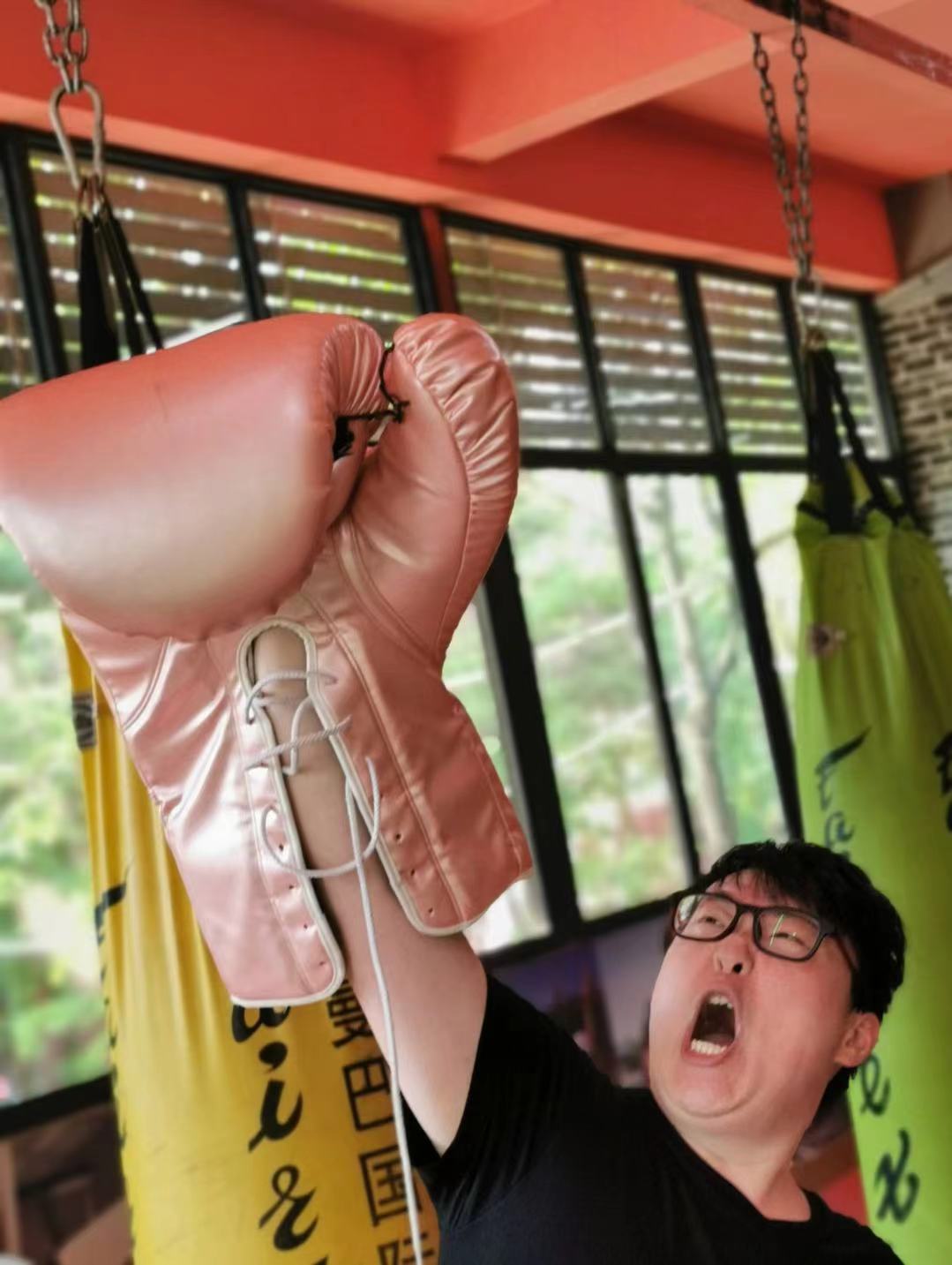 郝劭文：3歲出道10歲片酬千萬，身家卻被父母敗光，只能打工還債
