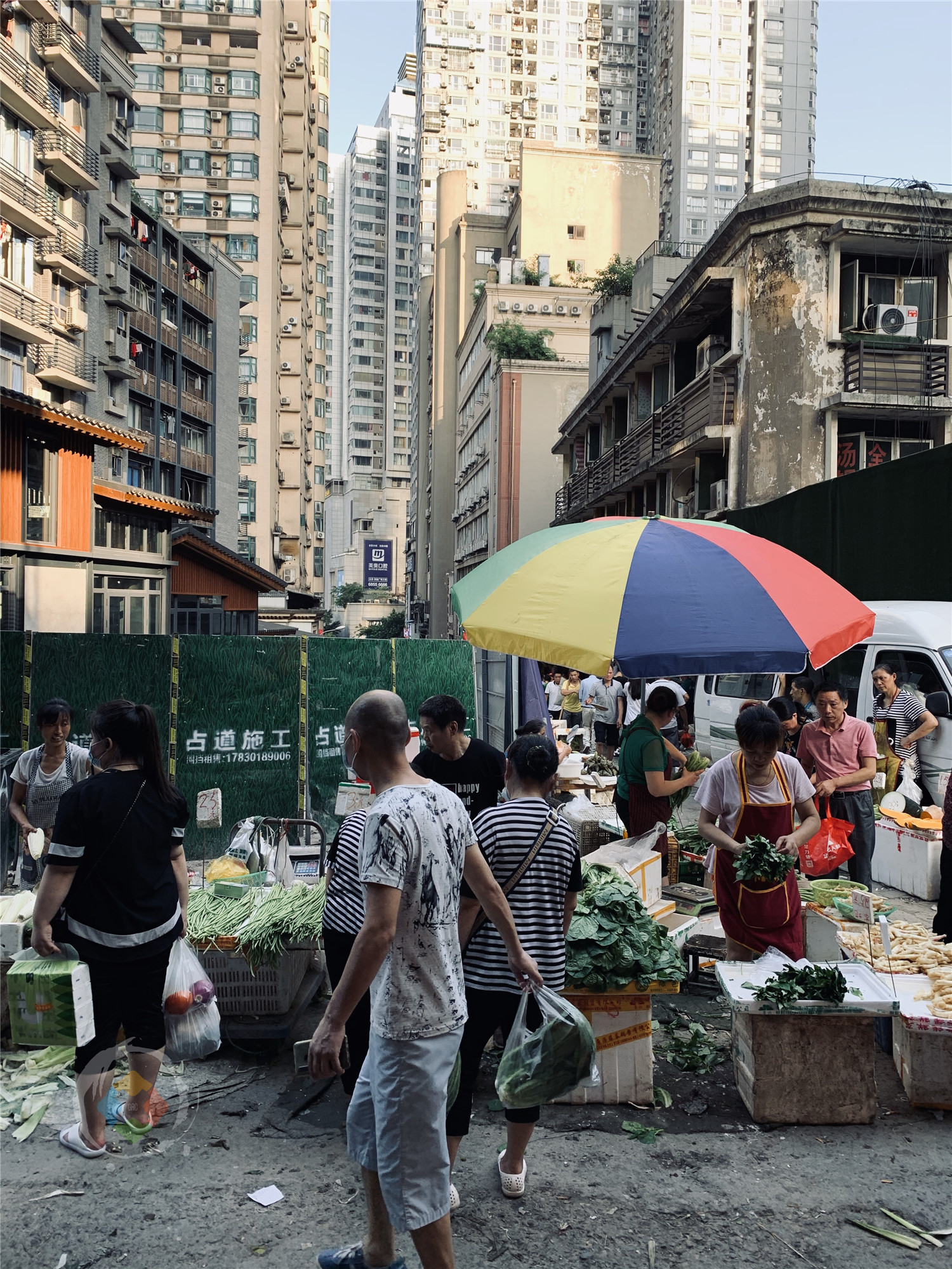 解放碑背后的老重庆：鲁祖庙菜市场，是山城市井文化的真实写照