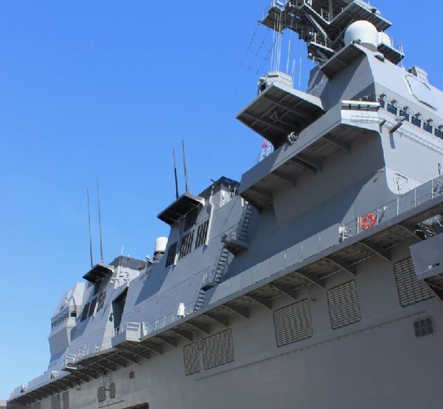 架空露出獠牙的日本海自日本军事复兴的标志赤城级重型航母