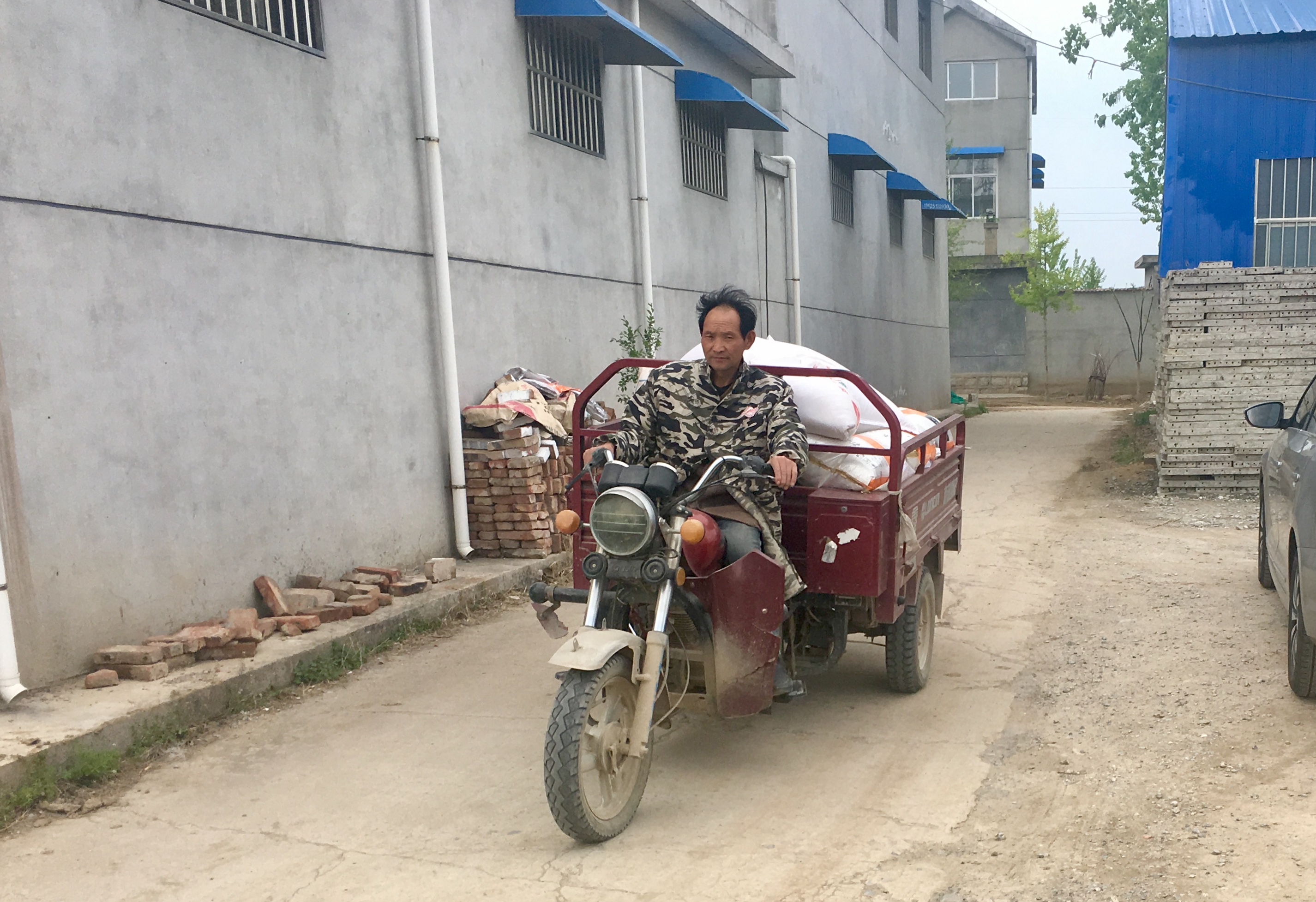 农村女人拉呱真泼辣,不扭捏.讨论城里好还是农村好,最后没结论