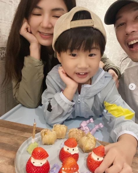Ella小时候是选美皇后！「高衩泳装＋大长腿」美翻…下个目标是他