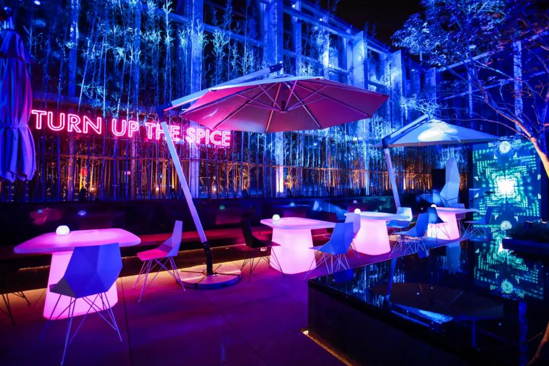 骚气的成都W酒店，潮爆装修大法值得品