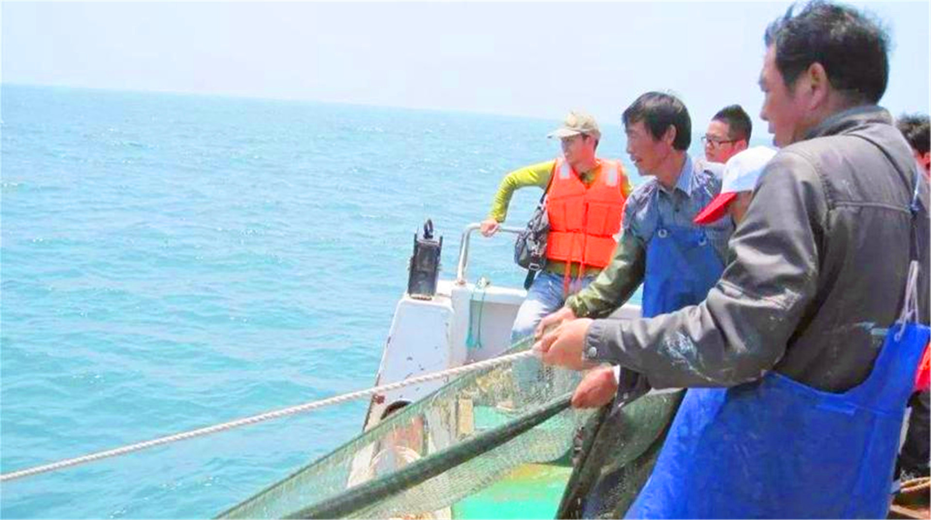 立下大功！11位中国渔民捕鱼有意外收获，捞走美