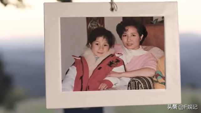 鍾嘉欣帶子女和媽媽同框出鏡賀母親節一家人牽手的背影合照很溫馨