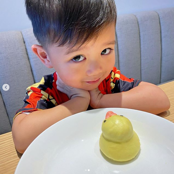 胡杏儿老公分享儿子第一天上学，奕霆不哭不闹与爸爸碰拳告别