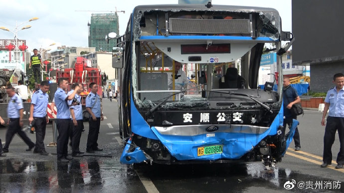 贵州安顺坠湖公交车驾驶员身份公布：52岁，驾驶2路车23年