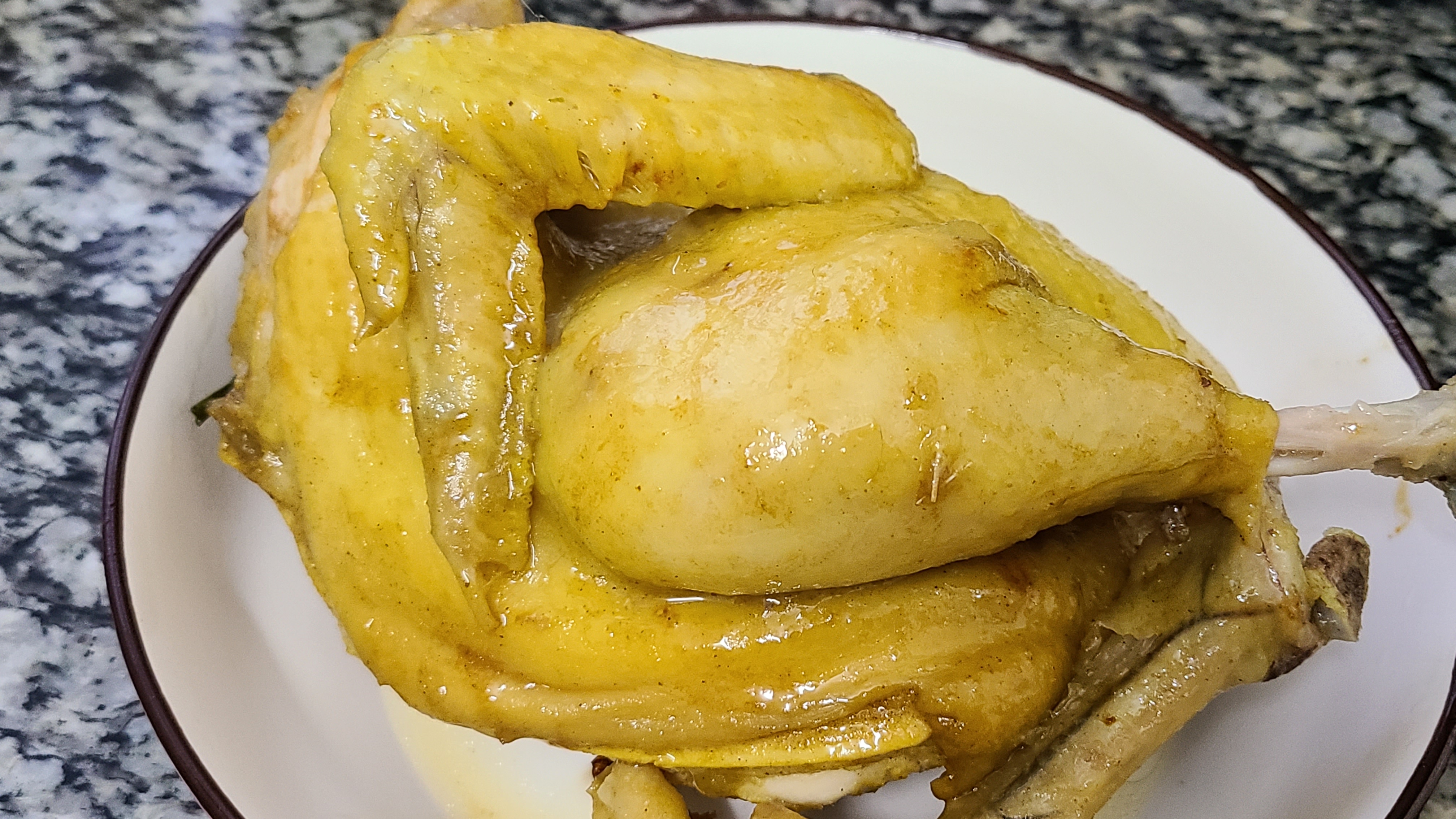 廣東電飯煲焗雞的做法，鮮香嫩滑又好吃，打開鍋蓋肚子都看餓了