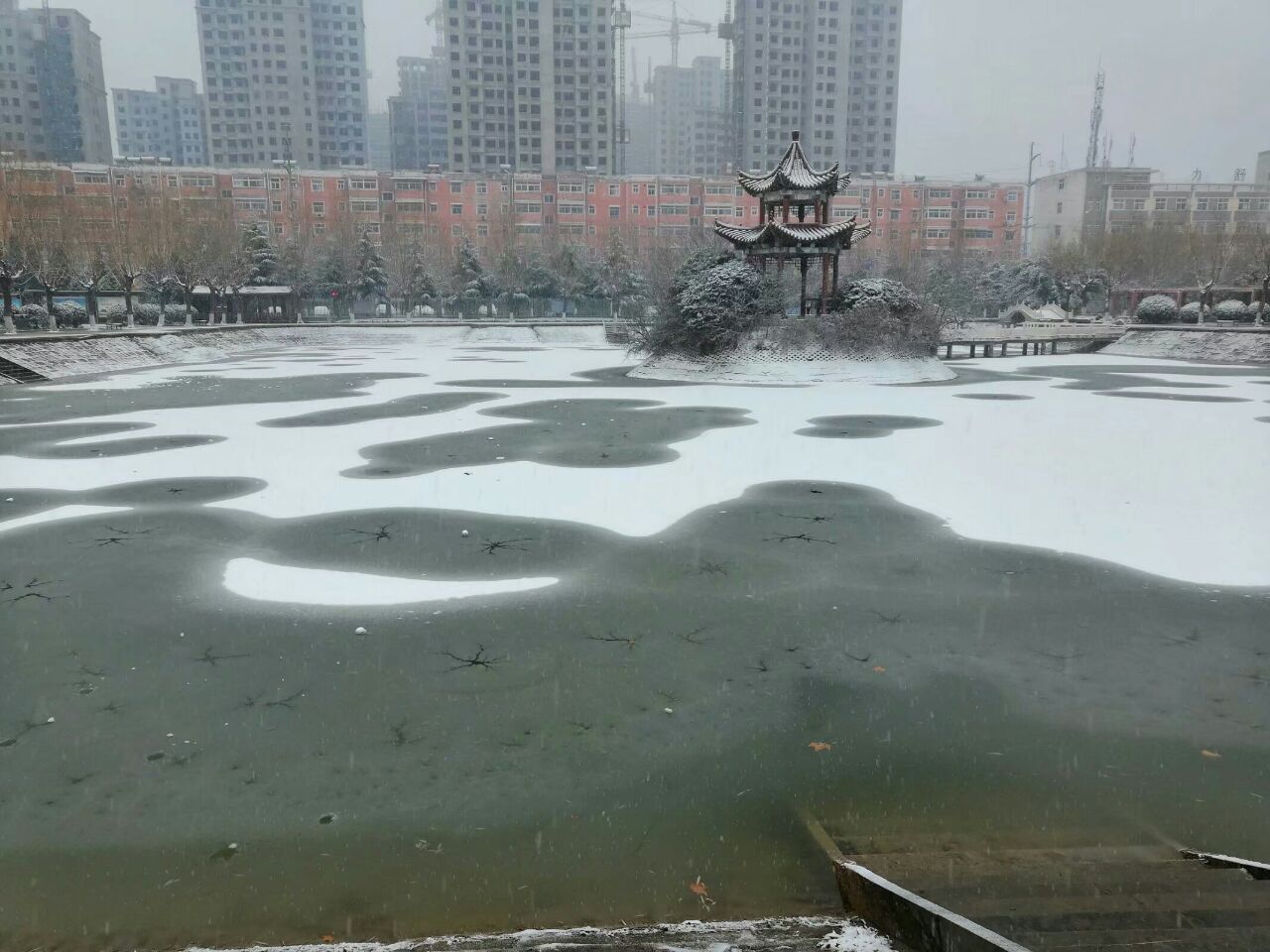 河南最美大学校园—商丘工学院迎来2019年初雪