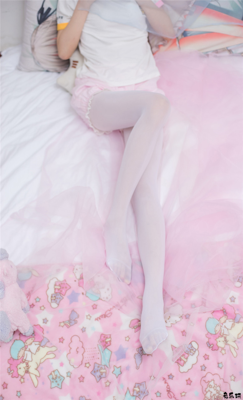 卧室里的白丝少女