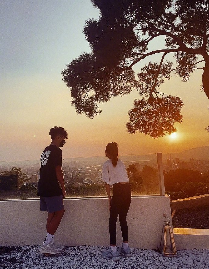 曹格11岁女儿近照：对镜头比耶活力足，腿长惊人继承妈妈的好身材